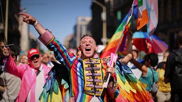 Un participante en la marcha del Orgullo LGBTQ+ vitorea en Budapest, Hungría, el sábado 28 de junio de 2025. (AP Foto/Rudolf Karancsi)