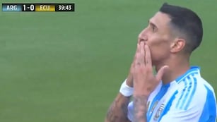 El Fideo Di María festeja el 1-0 de Argentina ante Ecuador en Chicago. Tremenda habilitación del cordobés Cristián Romero (Captura de TV).