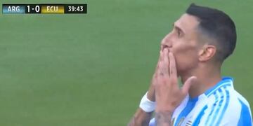 El Fideo Di María festeja el 1-0 de Argentina ante Ecuador en Chicago. Tremenda habilitación del cordobés Cristián Romero (Captura de TV).