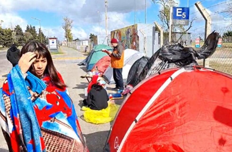 A falta más de un mes para su show en La Plata, fanáticas de Justin Bieber acampan en el Estadio Único