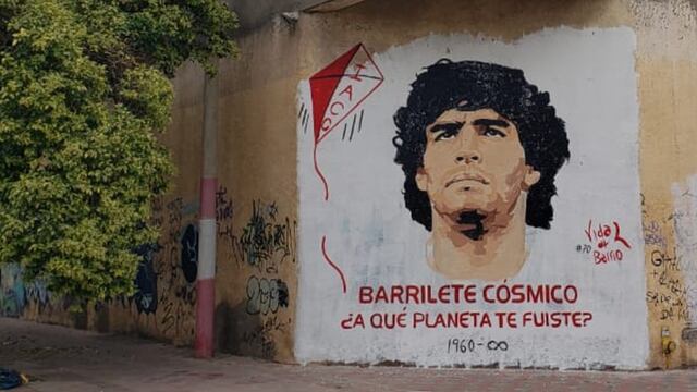 Hinchas de Instituto rinden homenaje a Diego, en Alta Córdoba.