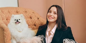 Emilia Mernes posó junto a su perra Roma.