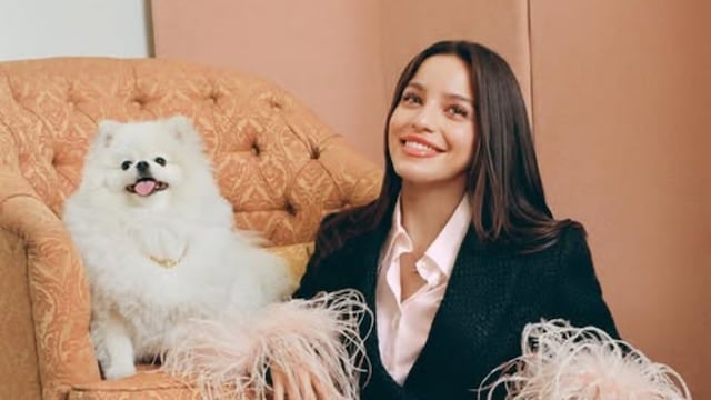 Emilia Mernes posó junto a su perra Roma.