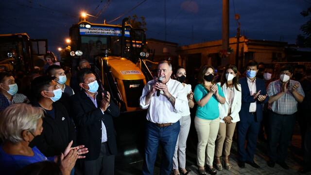 Banda del Río Salí: Jaldo inauguró obras de pavimentación y entregó maquinarias