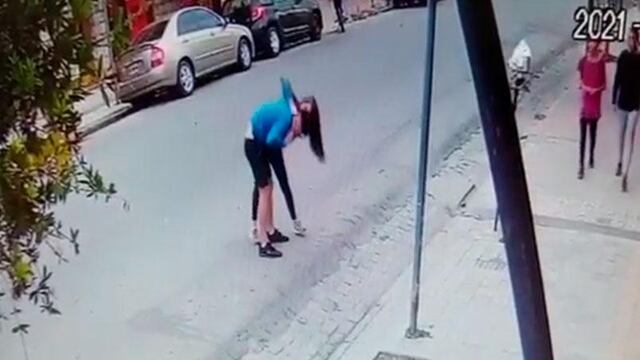 Una joven que agredió a su pareja en Cosquín fue grabada por un comercio del lugar.
