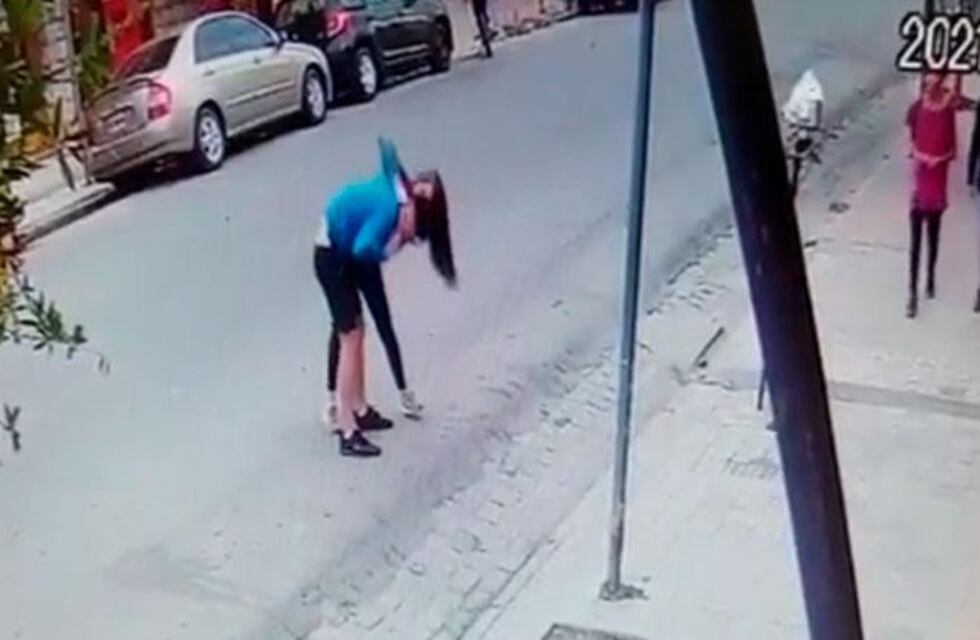 Nuevo video del episodio de violencia de una joven que atacó a su pareja en Cosquín