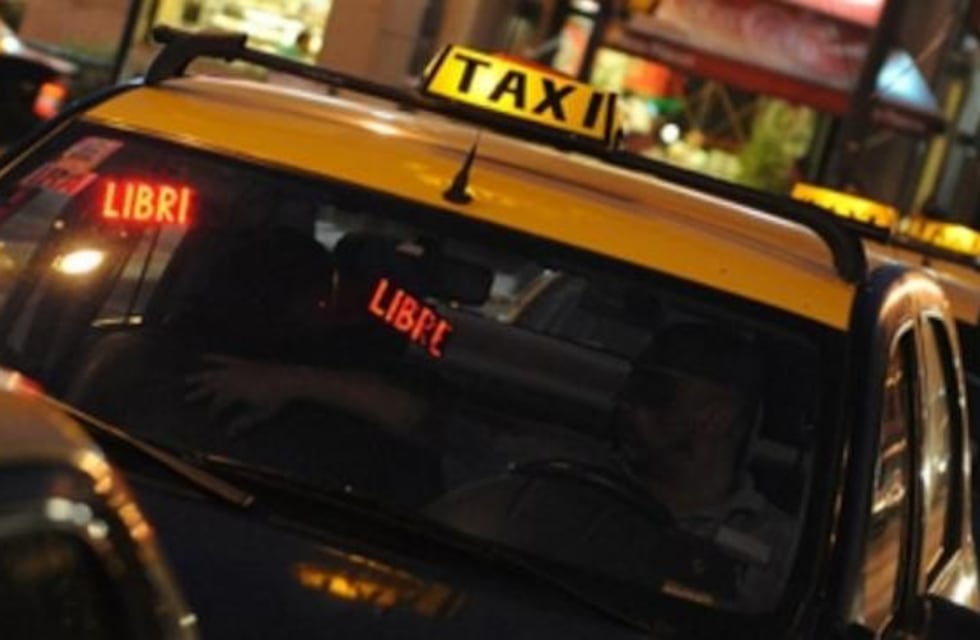 Una mujer se tiró de un taxi en movimiento para que el conductor no abusara de ella