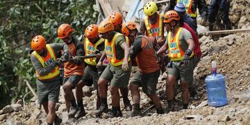 -FOTODELDIA- EPA1594\u002E ITOGON (FILIPINAS), 16/09/2018\u002E- Miembros de los servicios de rescate trabajan en las labores de búsqueda de víctimas tras un corrimiento de tierra en una mina en el municipio de Itogon en la provincia de Benguet (Filipinas) hoy, 17 de septiembre de 2018\u002E Las autoridades filipinas reanudaron hoy los trabajos de búsqueda y rescate de cerca de un centenar de personas atrapadas en una mina en Itogon, en el norte del país, sepultada en lodo tras el paso de Mangkhut el sábado\u002E Las fuertes inundaciones y los deslizamientos de tierra causados por el mayor tifón del año sepultaron la mina y cuatro barracones donde vivían los mineros, que ignoraron las advertencias de la policía antes de la llegada del Mangkhut, según Palangdan\u002E EFE/ Francis R\u002E Malasig