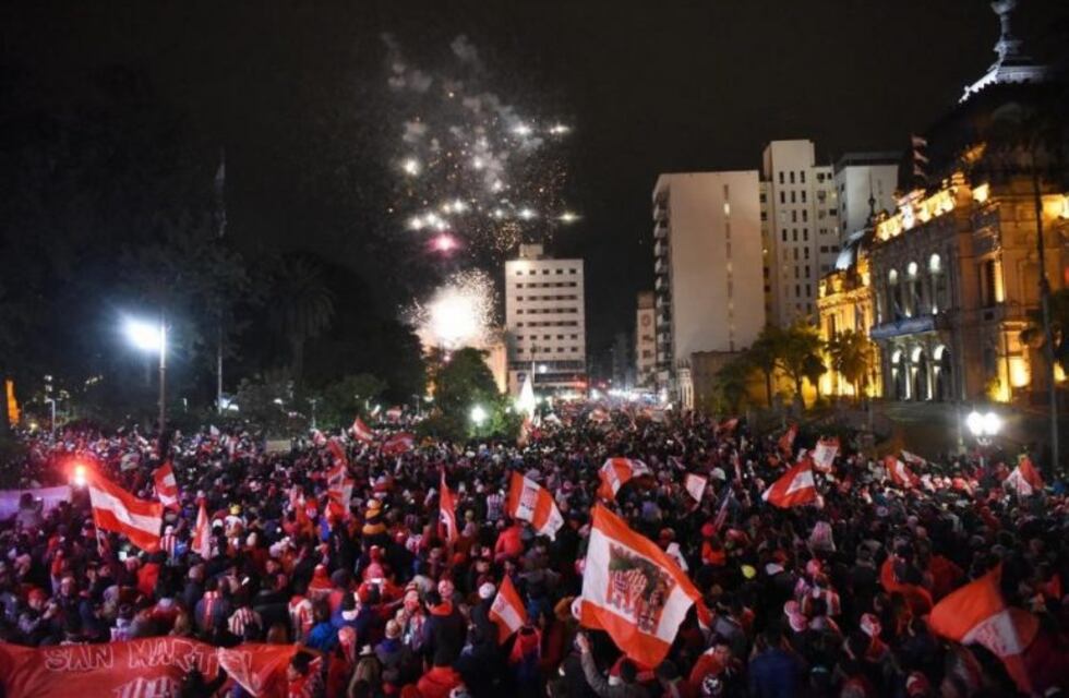 Los hinchas de San Martín celebraron el ascenso en la Plaza Independencia