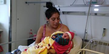 Maru00eda Eugenia y su pequeu00f1a Ashley Milagros. La bebu00e9 naciu00f3 el viernes en Orou00f1o y Juan Canals.