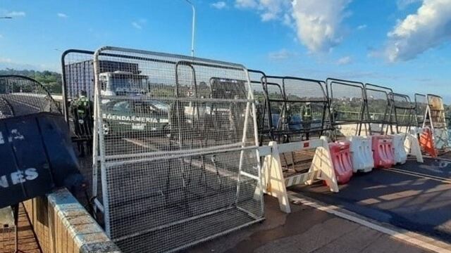 Trabajan en la reapertura del Puente Internacional Tancredo Neves