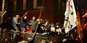 Toman el Astillero Río Santiago y no dejan salir a los directivos\u002E (Clarín)