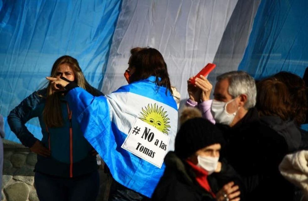 Vecinos de El Bolsón hicieron un banderazo contra la toma de tierras