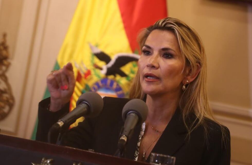 Bolivia: el gobierno de Jeanine Áñez expulsará a 725 cubanos y a los diplomáticos de Nicolás Maduro