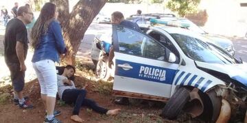 El suboficial descendió al joven herido que trasladaba en el patrullero después del accidente\u002E