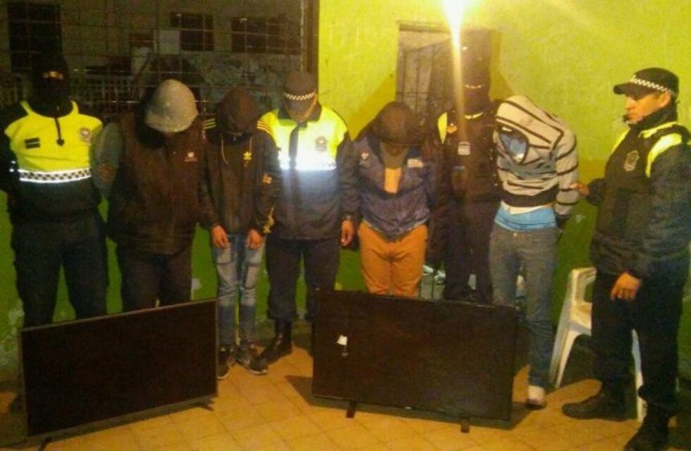 Se disfrazaron de policías y desvalijaron una casa en "La Bombilla"