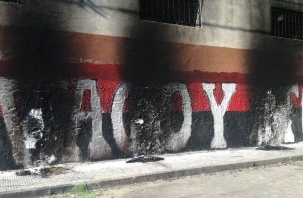 Agresiones en la previa del clásico: ahora quemaron una pintada de Newell's