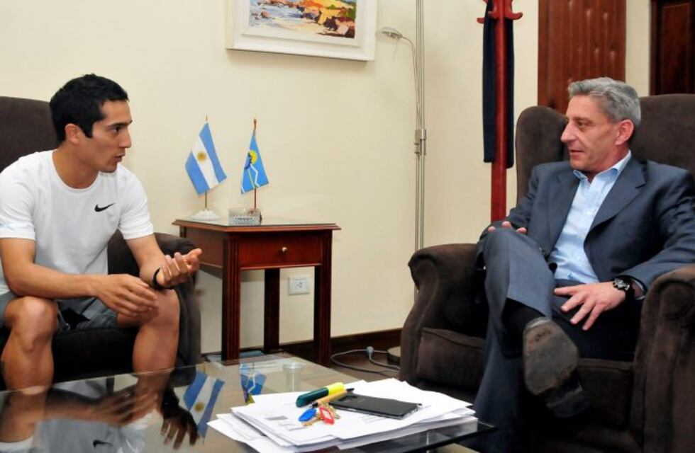 Arcioni recibió al atleta esquelense Joaquín Arbe