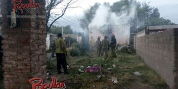 Bomberos sofocan las llamas de una vivienda en San Luis