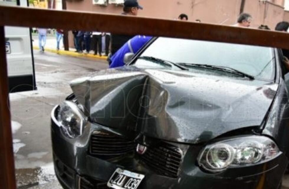 Un fuerte accidente en pleno centro puntano dejó dos heridos