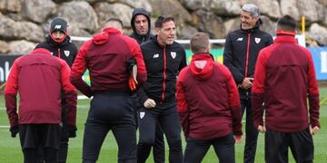 GRAF227 BILBAO (Pais Vasco), 2/12/2018\u002E-El entrenador argentino del Athletic de Bilbao, Eduardo Berizzo,c\u002E, durante el entrenamiento que el equipo ha celebrado hoy para preparar el encuentro de liga que mañana disputarán contra el Levante en el estadio Ciutadad de Valencia\u002E EFE/MIGUEL TOÑA