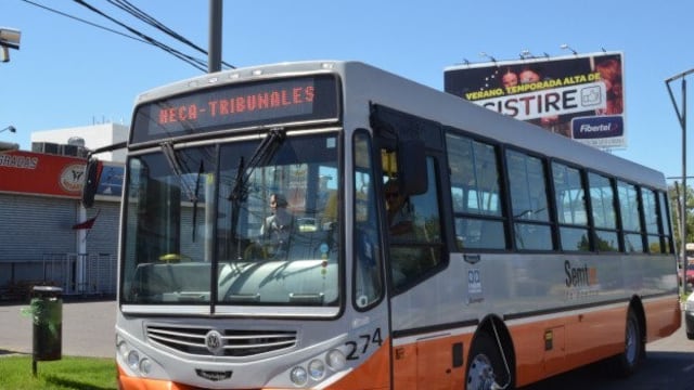 Colectivo urbano de la empresa Semtur de Rosario.