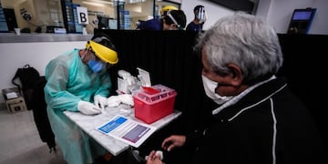 AME5413\u002E BUENOS AIRES (ARGENTINA), 24/04/2020\u002E- Personal del ministerio de Salud realiza un testeo para coronavirus este viernes, en la estación Ferroviaria de Constitución, en Buenos Aires (Argentina)\u002E Argentina comenzó este viernes la primera etapa de un estudio serológico, que permite la detección de anticuerpos de COVID-19, con un dispositivo en la estación de tren de Constitución, en Buenos Aires, en el que se harán 400 pruebas que arrojan resultado en 20 minutos\u002E EFE/ Juan Ignacio Roncoroni
