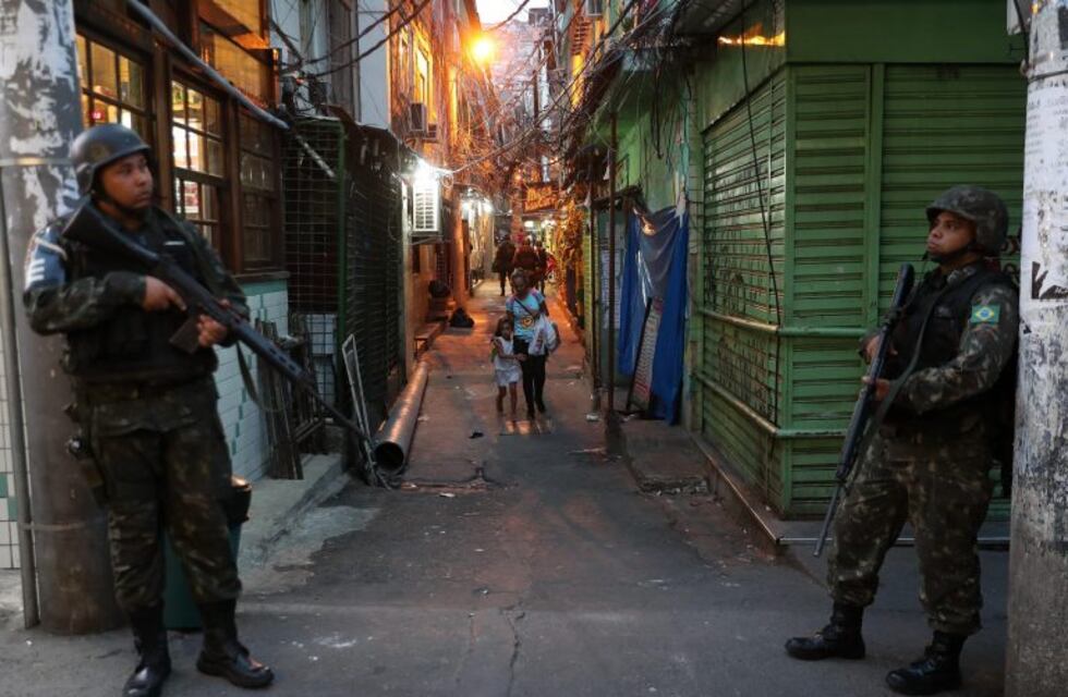 Temer envió a 950 militares a la favela Rocinha, en un día de terror y pánico en Río de Janeiro