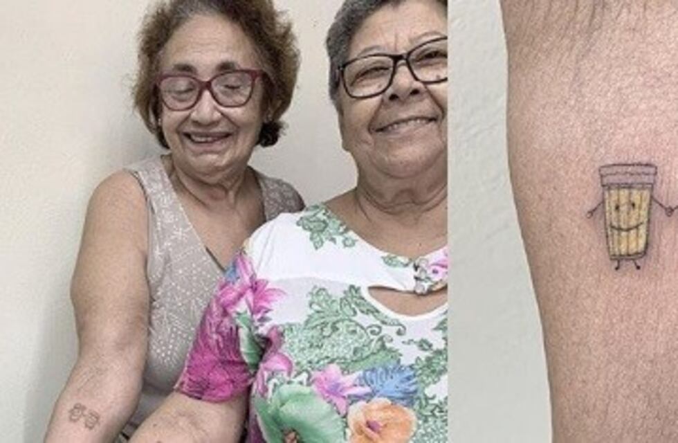 Las abuelas que se tatuaron dos vasos de cerveza para celebrar sus 30 años de amistad