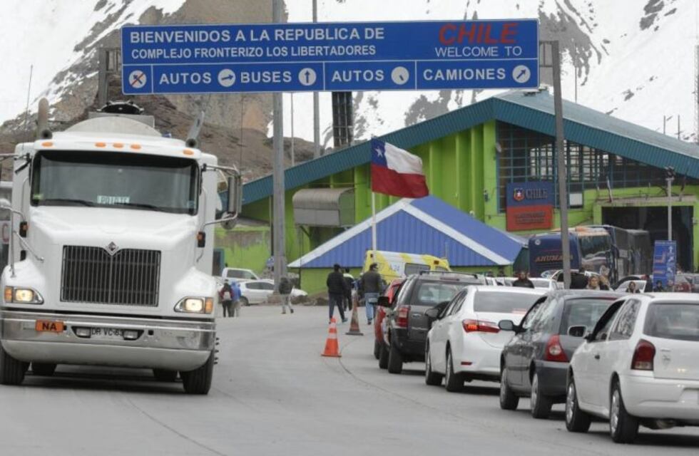 Ya hay demoras en el paso a Chile