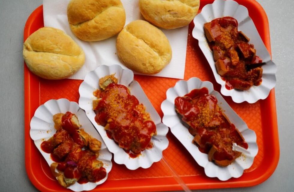 Proponen la salchicha "Currywurst" como Patrimonio Cultural: cómo hacerla en casa