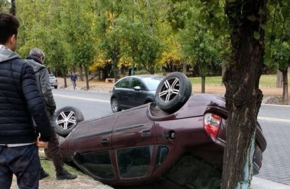 Se salvó de milagro: volcó en el Parque San Martín y salió ileso