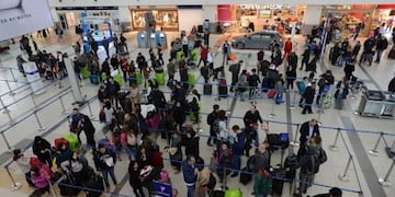 La AFIP reglamentó el impuesto del 30% al dólar, que entró en vigencia el 28 de diciembre (Foto: Clarín)