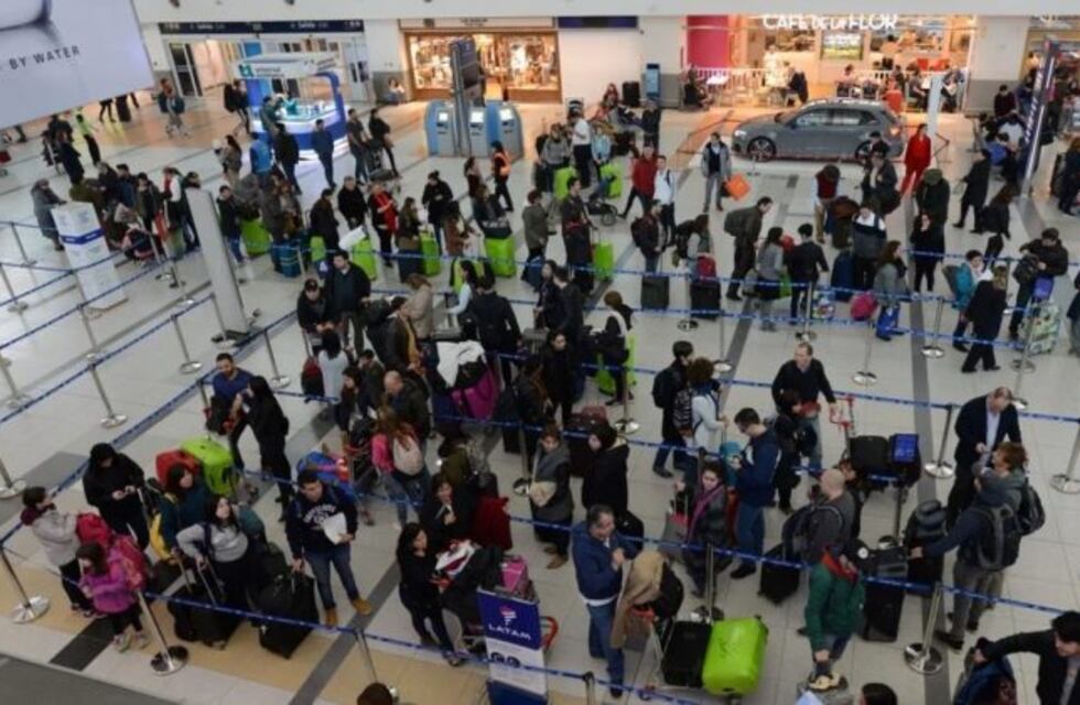 La AFIP reglamentó el impuesto del 30% al dólar, que entró en vigencia el 28 de diciembre