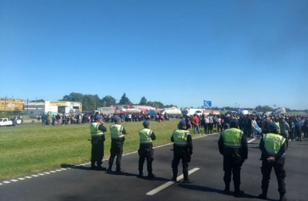 Organizaciones sociales bloquearon el cruce por autopista contra el ajuste