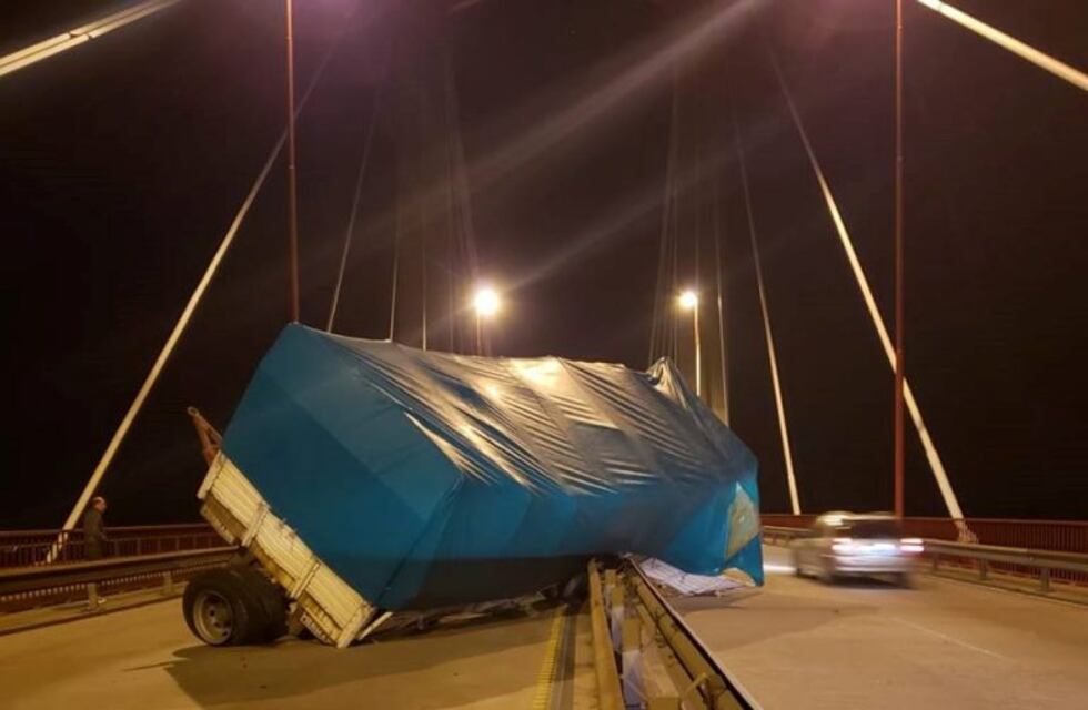 Por el desprendimiento de un acoplado sigue restringida la circulación en Ruta Nacional 12