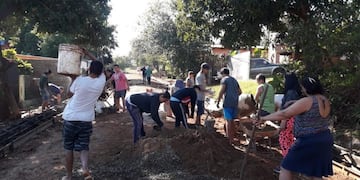 Construyen el cordón cuneta de su barrio con fondos propios