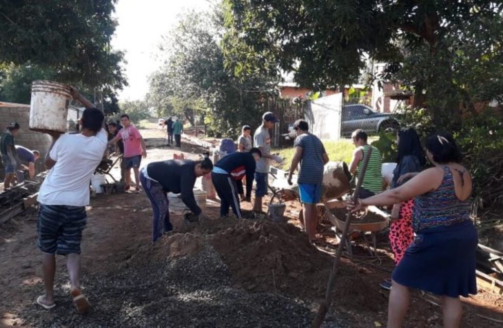 Construyen el cordón cuneta de su barrio con fondos propios