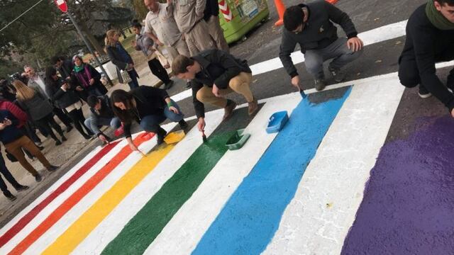 Concejales repintaron la bandera de la diversidad