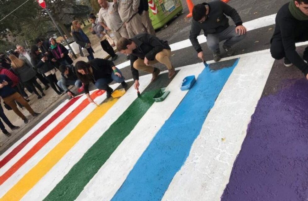 La Senda de la Diversidad fue repintada en el Día del orgullo LGBT