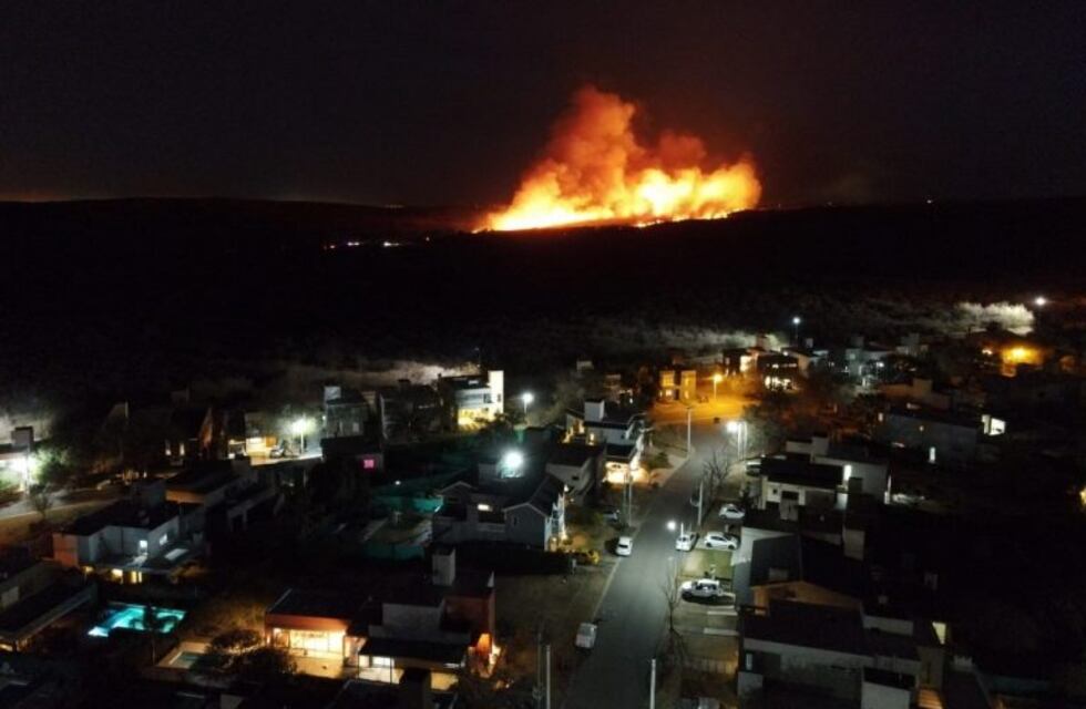 La Calera: Bomberos combaten incendio dentro de Campo Militar