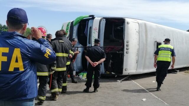 Vuelco fatal en la ruta 2\u002E (Clarín)