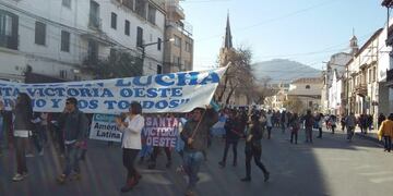 Docentes salteños vuelven a marchar por las calles de la ciudad (Aries)