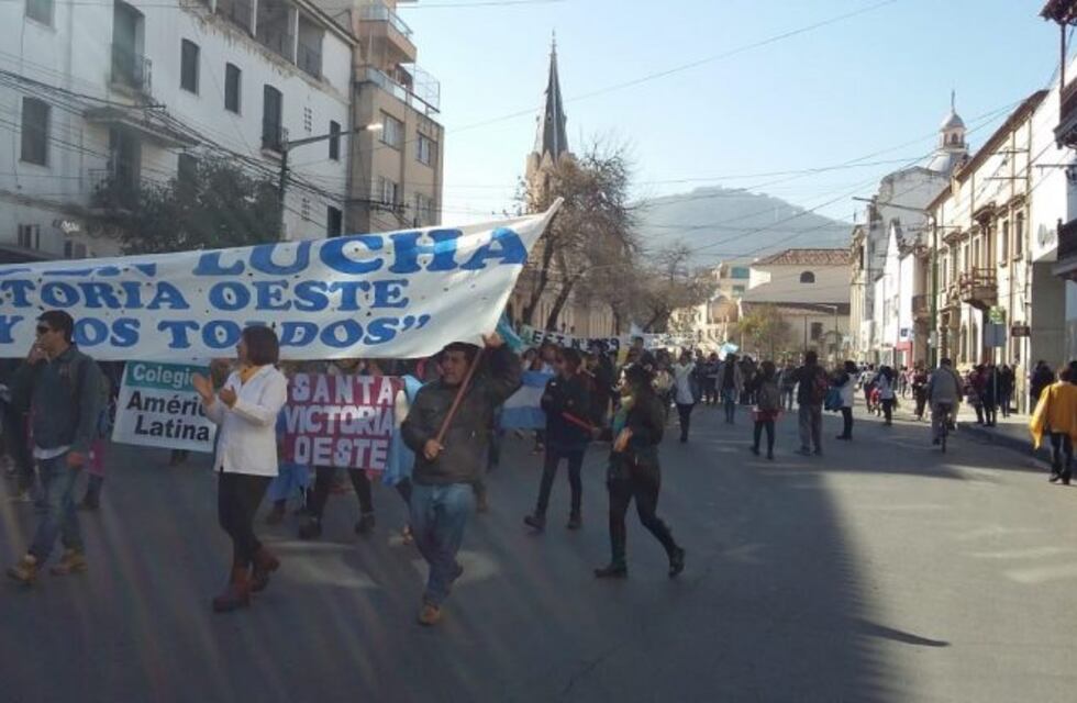 Docentes autoconvocados vuelven a marchar por las calles de la ciudad