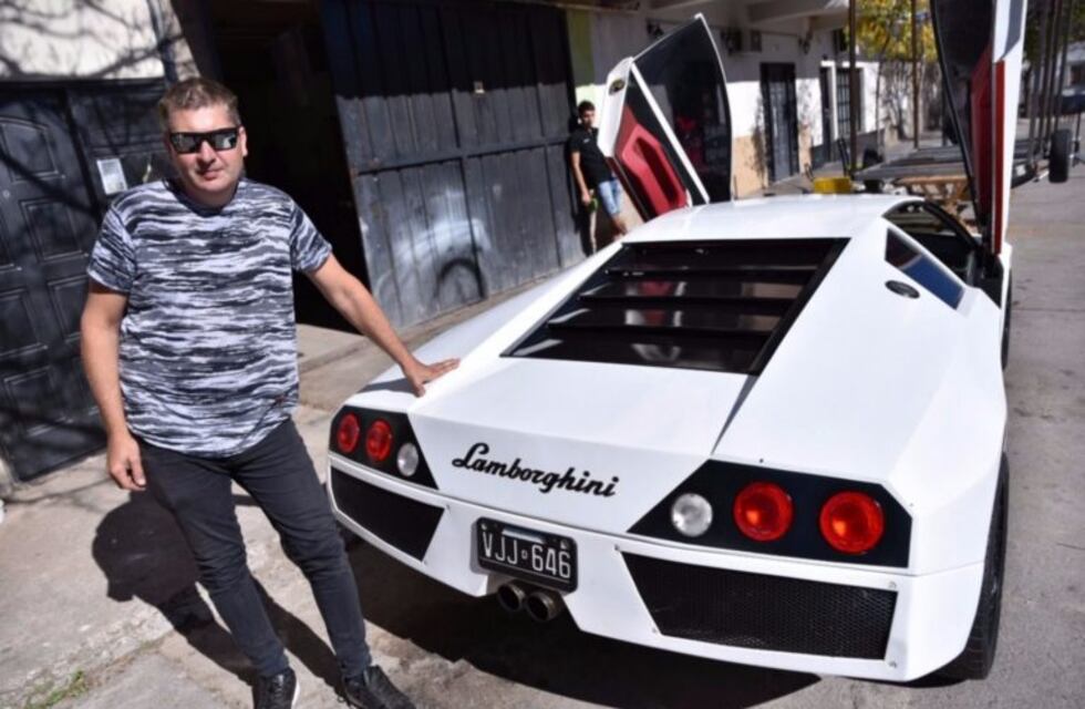 Transformó su auto en un Lamborghini Murciélago
