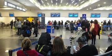 Continúan las demoras y cancelaciones de vuelos en Aeroparque y Ezeiza (Foto: Twitter/diarioveloz)