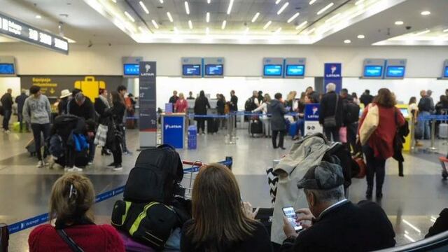 Continúan las demoras y cancelaciones de vuelos en Aeroparque y Ezeiza (Foto: Twitter/diarioveloz)