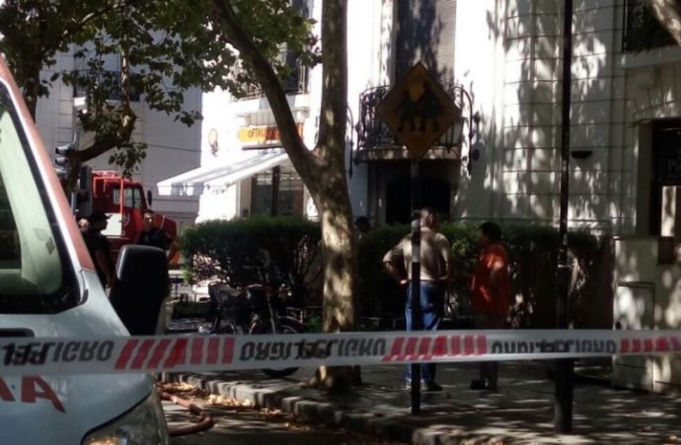 Un incendio en Oroño al 1000 causó pánico entre vecinos, pero fue controlado por bomberos