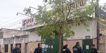 Supermercado chino donde balearon a una mujer china\u002E (Belén Bertero)