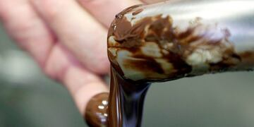 A worker tastes chocolate at the Planet Museum of Chocolate (Planete Musee du Chocolat) in Biarritz, Southwestern France, July 19, 2017\u002E REUTERS/Regis Duvignau